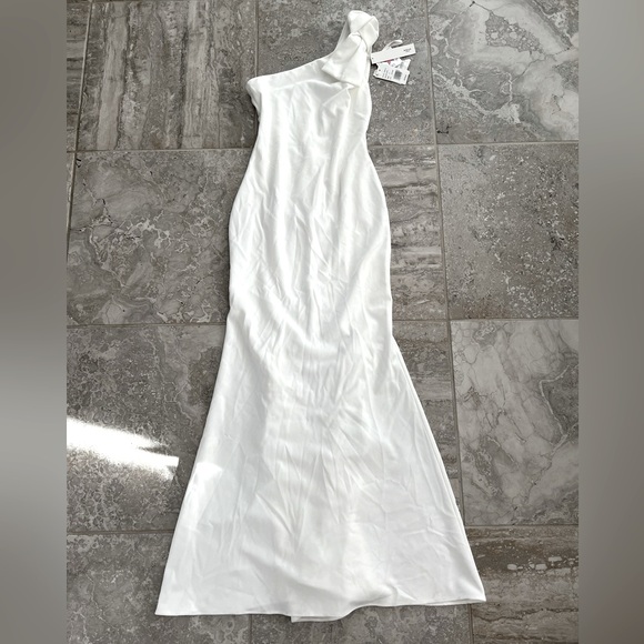 AQUA Scuba Bow One Shoulder Mermaid Gown in White, Size 2 New w/Tag (SOLD OUT) - Picture 2 of 7